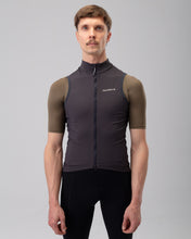 Cargar imagen en el visor de la galería, Isadore Debut Wind Gilet - Deep Night Grey