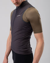 Cargar imagen en el visor de la galería, Isadore Debut Wind Gilet - Deep Night Grey
