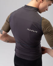Cargar imagen en el visor de la galería, Isadore Debut Wind Gilet - Deep Night Grey