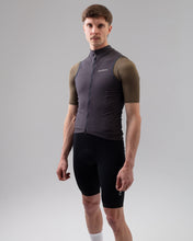 Cargar imagen en el visor de la galería, Isadore Debut Wind Gilet - Deep Night Grey