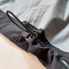 Cargar imagen en el visor de la galería, VOID Rain Jacket - Classic Black