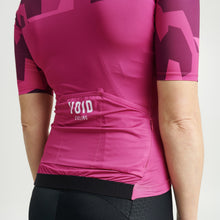 Cargar imagen en el visor de la galería, VOID Abstract Women's Jersey - Camo Fuchsia