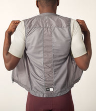 Cargar imagen en el visor de la galería, PEdALED Mirai Windproof Vest - Dark Gull Grey