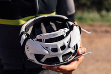 Cargar imagen en el visor de la galería, Isadore x HJC Furion 2.0