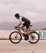 Cargar imagen en el visor de la galería, PEdALED Mirai Windproof Vest - Dark Gull Grey