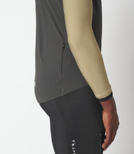 Cargar imagen en el visor de la galería, PEdALED Odyssey Waterproof Vest - Grey Ink
