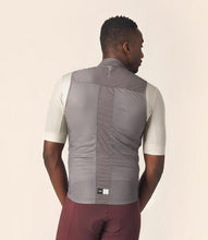 Cargar imagen en el visor de la galería, PEdALED Mirai Windproof Vest - Dark Gull Grey