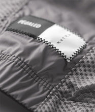 Cargar imagen en el visor de la galería, PEdALED Mirai Windproof Vest - Dark Gull Grey